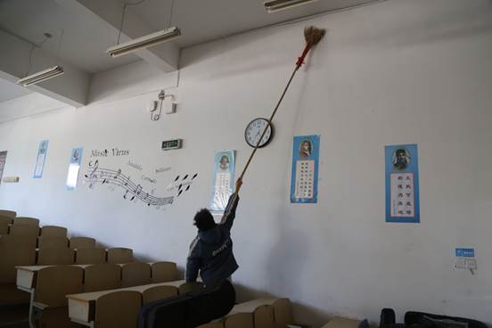 说明: C:\Users\Administrator\Desktop\伟德国际victor1946党日活动-王嫚嫚\伟德国际victor1946党日活动-王嫚嫚\党日活动劳动实践环节-打扫蜘蛛网.JPG